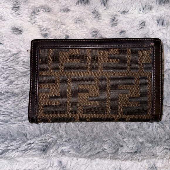 🗣️🚨🔥Men’s or Women’s vintage Pre-Loved Fendi Wallet! Excellent condition! - Picture 7 of 8